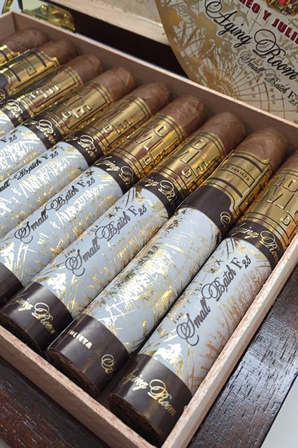 Romeo-by-Romeo-y-Julieta-Aging-Room-Small-Batch-F25-box