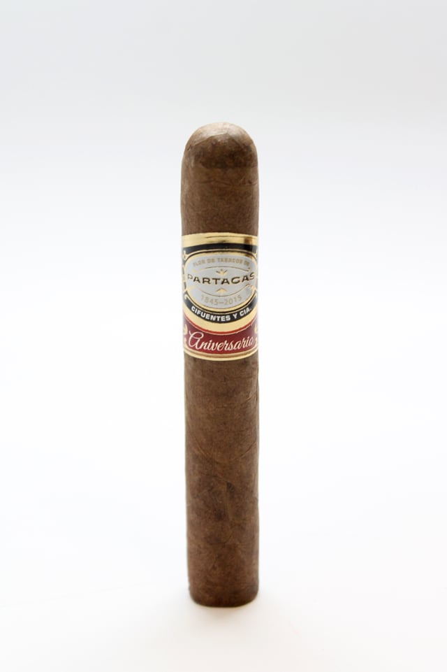 partagas-aniversario-cigar-robusto-stick2
